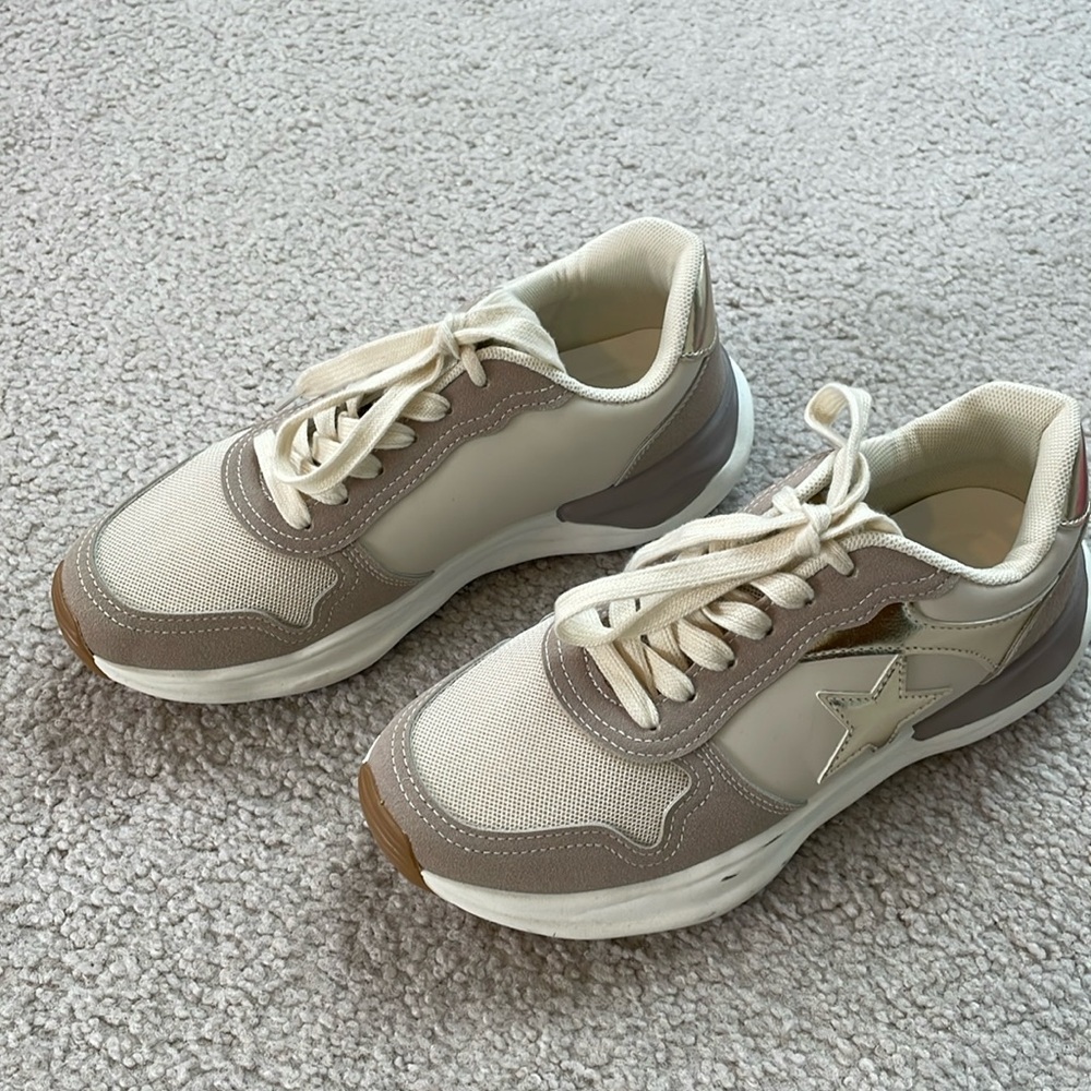 Very cute neutral sneakers worn one time indoors. Looks good with everything!